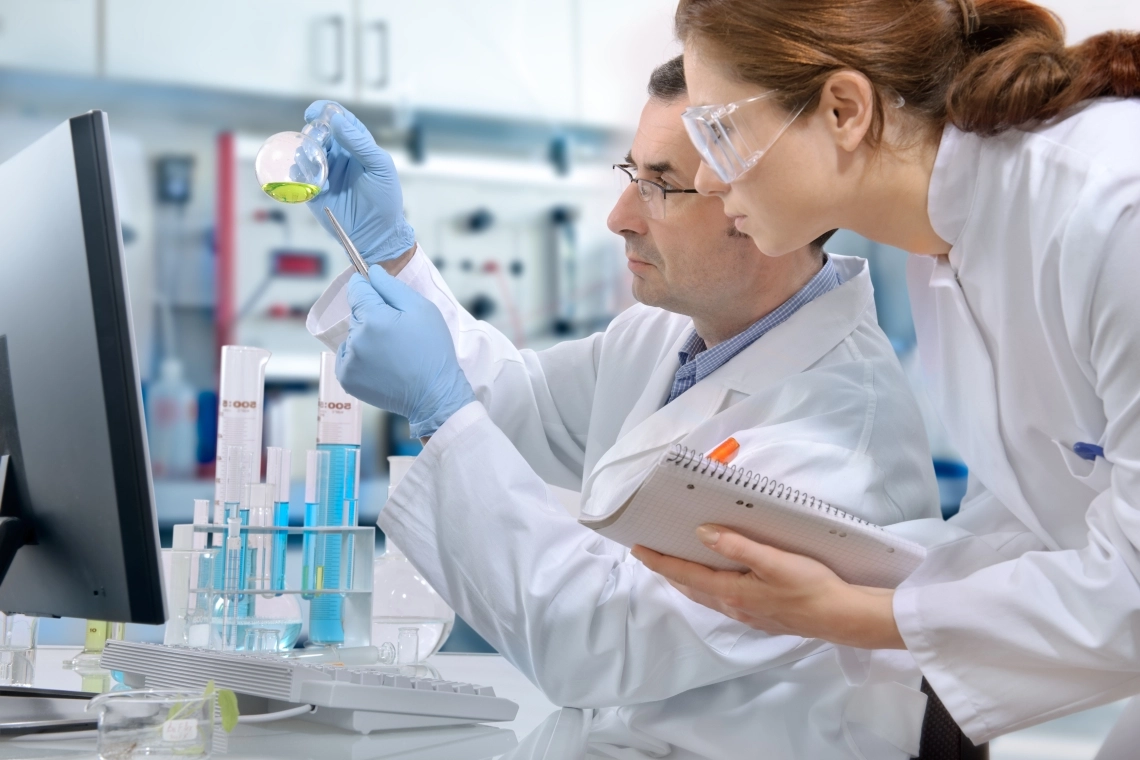 MyCond MHDM-3S Pētnieki laboratorijā strādā ar ķīmiskiem reaģentiem