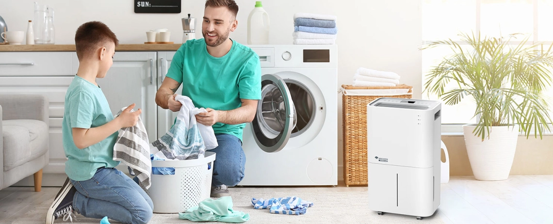 MyCond Roomer Eco 25 Tēvs un dēls bauda komfortablu mājas vidi.