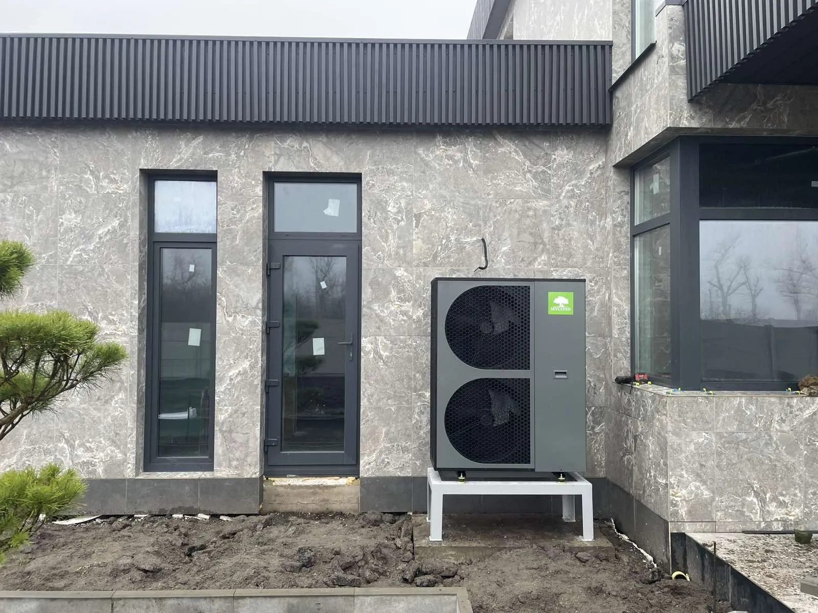 Mūsdienīga privāta māja ar Mycond BeeThermic Monoblock siltumsūkni