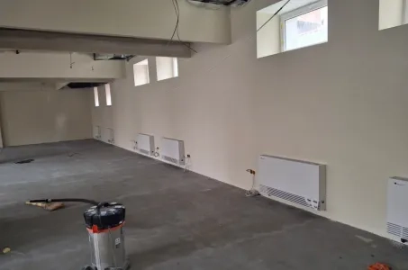 Rūpnieciskā iekārta ar Mycond pie sienas montējamām ventilatora spolēm