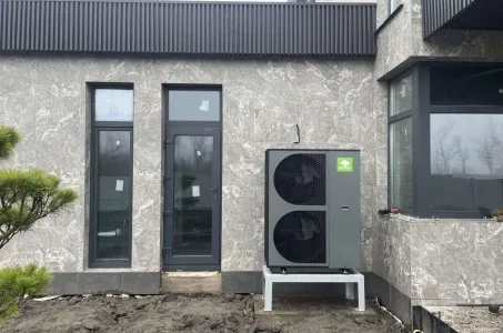 Mūsdienīga privāta māja ar Mycond BeeThermic Monoblock siltumsūkni